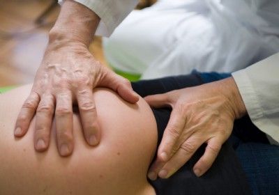 Ärztliche Untersuchung am Bauch einer Schwangeren bei der Geburtshilfe in Innsbruck